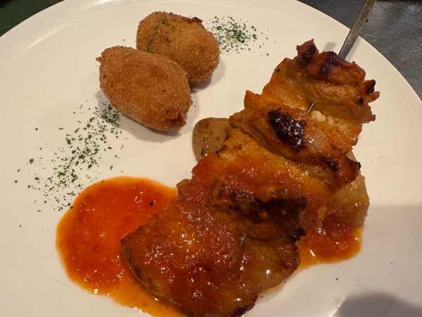 ポークのモーロ風串焼きと鮭のクロケッタ