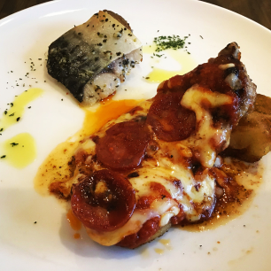 ポークとチョリソのマジョルカ風オーブン焼きとサバの香草焼き