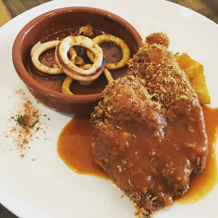 チキンカツレツとイカのスペイン風