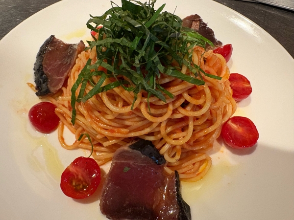 カツオとトマトの冷製バジリコパスタ